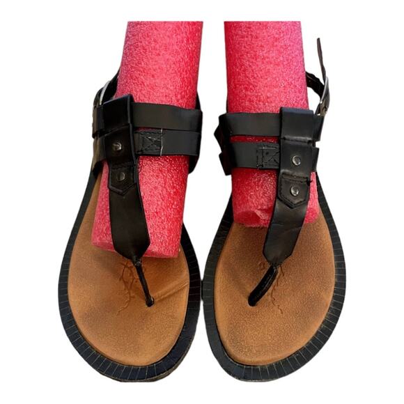 Maurices Sandals Size 9 Black with buckle adjustable  thong - Picture 1 of 8